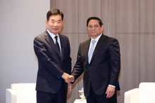 Chiều 2/7, tại thủ đô Seoul, trong chương trình thăm chính thức Hàn Quốc, Thủ tướng Phạm Minh Chính đã tiếp Chủ tịch Hiệp hội Nghiên cứu đổi mới sáng tạo toàn cầu Hàn Quốc Kim Jin Pyo, nguyên Chủ tịch Quốc hội Hàn Quốc. (Ảnh: NHẬT BẮC)