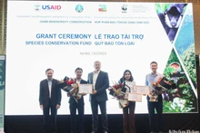 Trao chứng nhận tài trợ cho các tổ chức bảo tồn tại Việt Nam. (Ảnh: CCD)