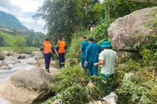 Cơ quan chức năng tìm kiếm 2 cháu bé bị mất tích tại Sa Pa. (Ảnh: Báo Tài nguyên và Môi trường)