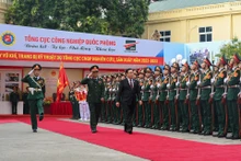 Chủ tịch Quốc hội Vương Đình Huệ duyệt đội danh dự tại lễ đón.