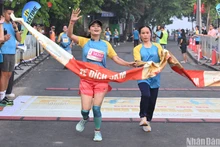 Khoảnh khắc vận động viên khiếm thị về đích trong giải chạy bộ Run For Love 2024.