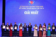 Đồng chí Nguyễn Trọng Nghĩa, Ủy viên Bộ Chính trị, Bí thư Trung ương Đảng, Trưởng Ban Tuyên giáo Trung ương, Trưởng Ban Chỉ đạo Công tác thông tin đối ngoại; đồng chí Bùi Thanh Sơn, Ủy viên Trung ương Đảng, Phó Thủ tướng Chính phủ, Bộ trưởng Ngoại giao trao giải Nhất cho các tác giả/nhóm tác giả đoạt giải. 