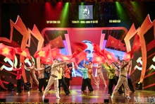 Ca khúc Giải phóng Điện Biên do các ca sĩ Đông Hùng, Đinh Quang Đạt, Đức Trung, Đức Thọ cùng tập thể múa biểu diễn tại Sao Độc lập 2023. (Ảnh: THÀNH ĐẠT)