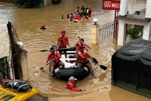 Cứu hộ, cứu nạn người dân trong bão Trami tại Philippines. (Ảnh: Reuters)