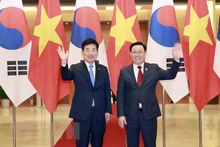 Chủ tịch Quốc hội Vương Đình Huệ và Chủ tịch Quốc hội Hàn Quốc Kim Jin-pyo chụp ảnh chung. (Ảnh: Doãn Tấn/TTXVN).