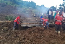 Chính phủ Uganda đã kêu gọi người dân sống tại các vùng núi cần sơ tán ngay lập tức tới các địa điểm an toàn. Động thái kể trên được đưa ra sau thảm họa sạt lở xảy ra tại quận Bulambuli khiến 20 người thiệt mạng, hơn 100 người khác mất tích. (Ảnh: Reuters)