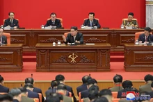 Nhà lãnh đạo Triều Tiên Kim Jong-un (giữa) phát biểu chỉ đạo tại Hội nghị lần thứ 9 Ban Chấp hành Trung ương đảng Lao động Triều Tiên Khóa VIII, ngày 28/12/2023. (Ảnh: KCNA/TTXVN)