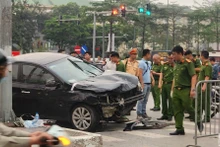 Cơ quan chức năng tiến hành khám nghiệm hiện trường. (Ảnh: Sơn Bách)