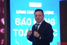 Đồng chí Lê Quốc Minh, Ủy viên Trung ương Đảng, Tổng Biên tập Báo Nhân Dân, Phó Trưởng Ban Tuyên giáo Trung ương, Chủ tịch Hội Nhà báo Việt Nam trao đổi với các đại biểu tham dự Hội nghị Nâng cao chất lượng báo Đảng toàn quốc.