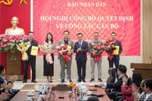 Đồng chí Lê Quốc Minh, Ủy viên Trung ương Đảng, Tổng Biên tập Báo Nhân Dân trao quyết định công tác cán bộ cho các đồng chí lãnh đạo Ban Chính trị - Ngoại giao. (Ảnh: SƠN TÙNG)