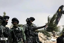 Binh sỹ Israel được triển khai tại thành phố Hebron, Bờ Tây. (Ảnh: THX/TTXVN) 