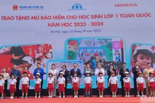 Đại diện Ủy ban An toàn giao thông Quốc gia, Bộ Giáo dục và Đào tạo, Công ty Honda Việt Nam trao tặng mũ bảo hiểm cho học sinh Trường tiểu học Phú Đô, Hà Nội, tháng 9/2023. (Ảnh: nhandan.vn)