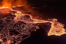 Một ngọn núi lửa mới đã phun dung nham đỏ rực bầu trời ở bán đảo Reykjanes phía tây nam Iceland vào đêm 22/8 (giờ địa phương) tức khoảng rạng sáng ngày 23/8 (giờ Việt Nam). (Ảnh: Reuters)