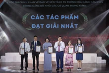 Đồng chí Nguyễn Trọng Nghĩa trao giải cho các tác giả đoạt giải Nhất. (Ảnh: SƠN TÙNG)