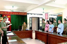 Công an tỉnh Ninh Bình công bố Quyết định khởi tố các bị can vi phạm mua bán trái phép hóa đơn, trốn thuế. 
