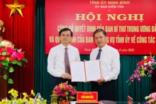 Đồng chí Đoàn Minh Huấn, Ủy viên Trung ương Đảng, Bí thư Tỉnh ủy Ninh Bình trao Quyết định của Ban Bí thư Trung ương Đảng cho đồng chí Đinh Việt Dũng. (Ảnh: ĐỨC LAM)