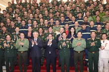 Thủ tướng Phạm Minh Chính với các đại biểu và lực lượng tham gia hỗ trợ Myanmar khắc phục hậu quả động đất.