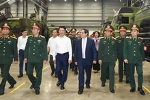 Thủ tướng tham quan trưng bày sản phẩm công nghiệp công nghệ cao của Viettel. 