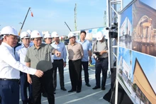Thủ tướng Phạm Minh Chính kiểm tra tình hình triển khai dự án Trung tâm Hội chợ Triển lãm quốc gia tại huyện Đông Anh.