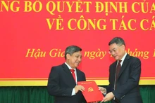 Đồng chí Lê Minh Hưng trao Quyết định cho đồng chí Đồng Văn Thanh.