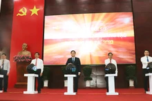 Nghi thức bấm nút khai mạc Tuần lễ chuyển đổi số