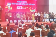 Phó Chủ tịch Thường trực Quốc hội Trần Thanh Mẫn tặng quà Tết cho gia đình chính sách.