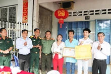Đoàn lãnh đạo tỉnh hậu Giang đến thăm, tặng quà gia đình ông Trần Anh Phi ở khu vực 5, phường 4, thành phố Vị Thanh.