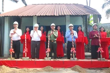 Nghi thức khởi công tại nhà bà Trần Thị Làng, khu vực 5, phường 4, thành phố Vị Thanh.