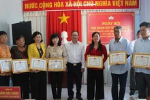 Biểu dương các tập thể, cá nhân.