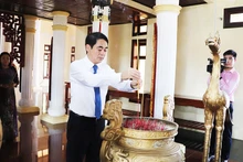 Đồng chí Nghiêm Xuân Thành, Ủy viên Trung ương Đảng, Bí thư Tỉnh ủy Hậu Giang, dâng hương viếng Bác Hồ.