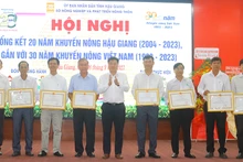 Tặng giấy khen của Giám đốc Trung tâm khuyến nông quốc gia cho các tập thể và cá nhân.
