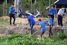 Sau lễ phát động, lực lượng đoàn viên, thanh niên của thành phố Vị Thanh tham gia vệ sinh các tuyến kênh 