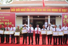 Lãnh đạo tỉnh trao Huy hiệu Đảng cho các đảng viên cao niên tuổi Đảng