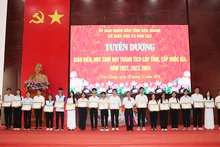 Tặng bằng khen của Chủ tịch Ủy ban nhân dân tỉnh Hậu Giang cho 23 học sinh xuất sắc toàn cấp năm học 2023-2024.