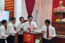 Các đại biểu bỏ phiếu tín nhiệm tại kỳ họp.