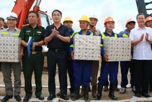 Lãnh đạo tỉnh tặng quà cho kỹ sư, công nhân thi công Dự án thành phần 3.