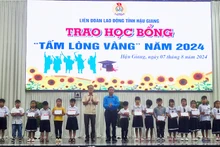 Tặng học bổng cho các cháu ở thành phố Vị Thanh.