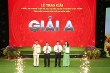 Trao giải A cuộc thi chính luận về bảo vệ nền tảng tư tưởng của Đảng cho các tác giả.