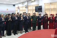 Các đại biểu thành kính dâng hương tưởng nhớ các Vua Hùng. Ảnh: HẢI TIẾN.