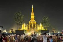 Khu vực Chùa Thạt Luổng được trang hoàng rực rỡ trước lễ hội. (Ảnh: Trịnh Dũng)