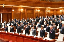 Các đồng chí lãnh đạo Đảng, Nhà nước Lào tại phiên khai mạc kỳ họp. (Ảnh: Báo Pasaxon)