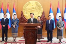 Tổng Bí thư, Chủ tịch nước Lào Thongloun Sisoulith cùng các lãnh đạo cấp cao của Lào tại lễ kỷ niệm 49 năm Quốc khánh Lào. (Ảnh: Cộng tác viên)