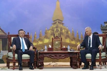 Chủ tịch UBND thành phố Hà Nội Trần Sỹ Thanh tại buổi làm việc với Bí thư Thành ủy, Chủ tịch HĐND thủ đô Vientiane Anouphap Tounalom. (Ảnh: HẢI TIẾN)