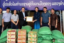 Tổng Lãnh sự quán Việt Nam tại Savnannakhet hỗ trợ người dân chịu ảnh hưởng bởi lũ lụt tại Trung Lào. (Ảnh: Hải Long)