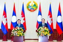 Thủ tướng Lào Sonexay Siphandone (bên phải) và Thủ tướng Campuchia Hun Manet. (Ảnh: Báo Pasaxon)