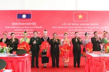 Các đại biểu cắt băng khánh thành công trình. (Ảnh: Trịnh Dũng)