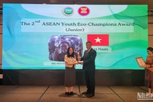 Nguyễn Châu Bảo nhận giải Nhà vô địch sinh thái ASEAN trẻ cho lứa tuổi thanh thiếu niên (18-25 tuổi). (Ảnh: Trịnh Dũng)