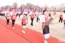 Thanh thiếu niên Lào diễu hành tại lễ hội. (Ảnh: Hải Tiến)
