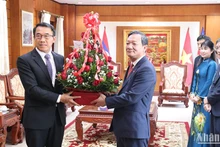 Lãnh đạo Ban Đối ngoại Trung ương Đảng Nhân dân Cách mạng Lào chúc mừng Đại sứ quán Việt Nam tại Lào. Ảnh: Hải Tiến