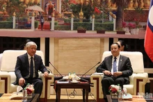 Thủ tướng Lào tiếp thân mật đồng chí Đỗ Văn Chiến và Đoàn đại biểu Mặt trận Tổ quốc Việt Nam. Ảnh: Trịnh Dũng